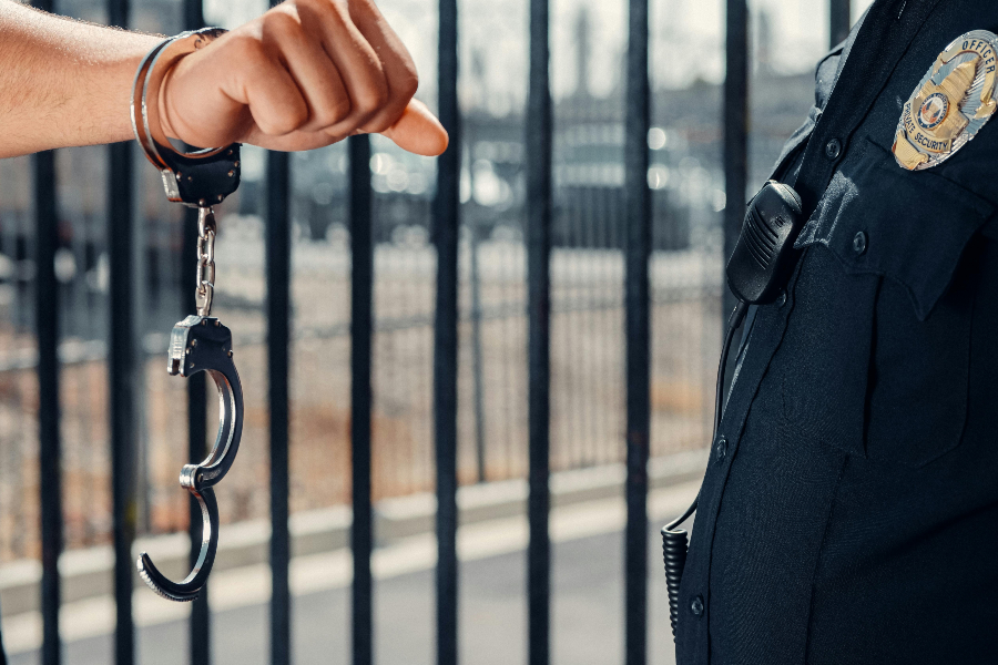 What’s the Difference Between a Bail Bondsman and Posting Cash Bail in San Diego?
